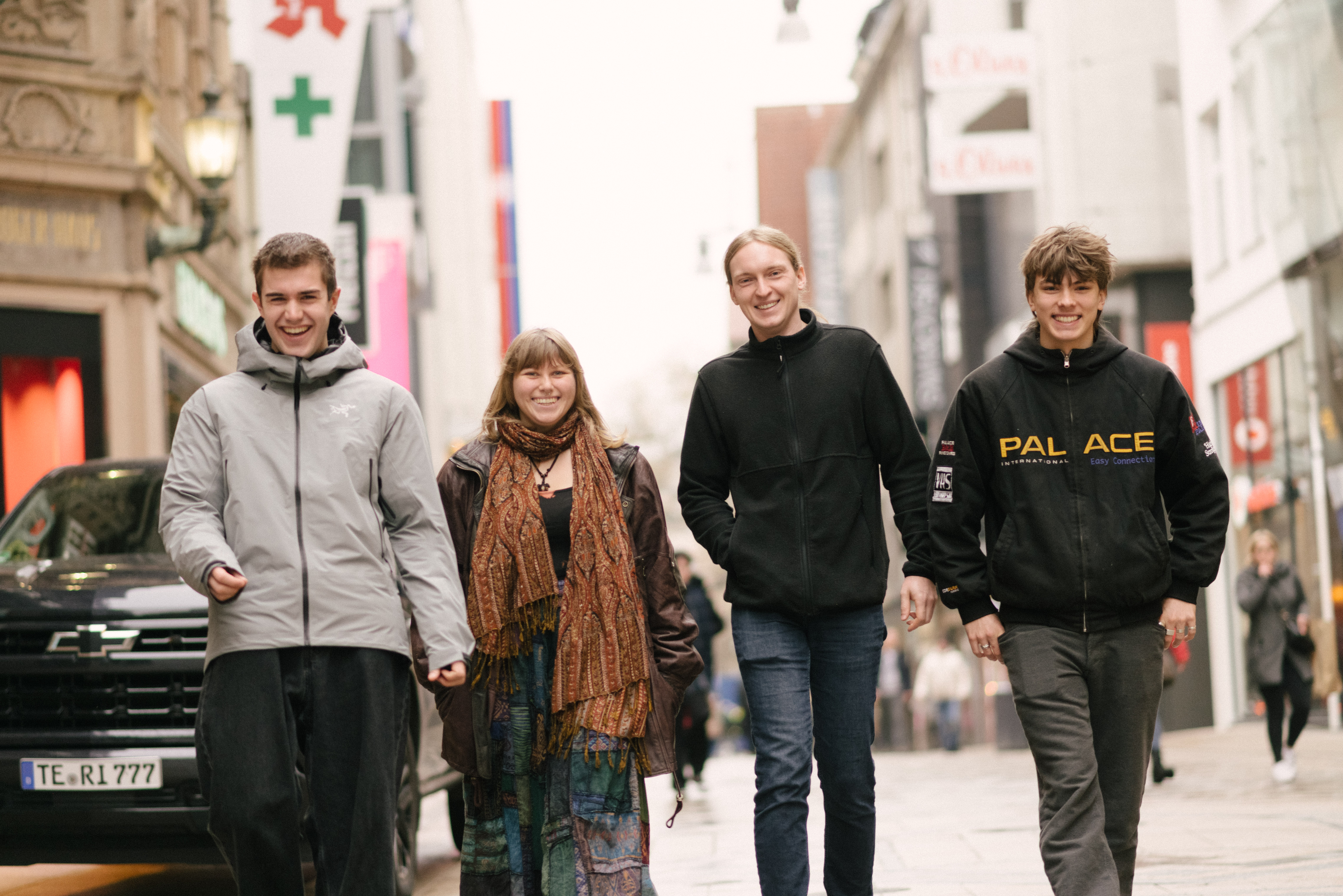 Vier junge Menschen in der Stadt. Vier junge Menschen in der Stadt.