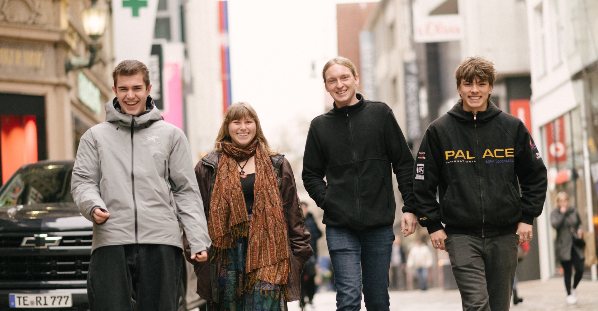 Vier junge Menschen in der Stadt.