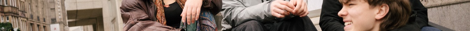 Junge Leute sitzen auf der Treppe