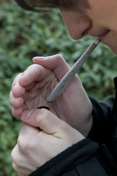 Ein junger Erwachsener zündet einen Joint an.
(Bildnachweis: Thorsten Arendt, Münster)