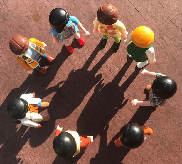 Spielfiguren stehen im Kreis Spielfiguren stehen im Kreis