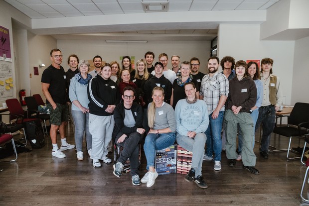 Gruppe von Menschen die sich in Kassel zum Projekttreffen getroffen hat. Gruppe von Menschen die sich in Kassel zum Projekttreffen getroffen hat.